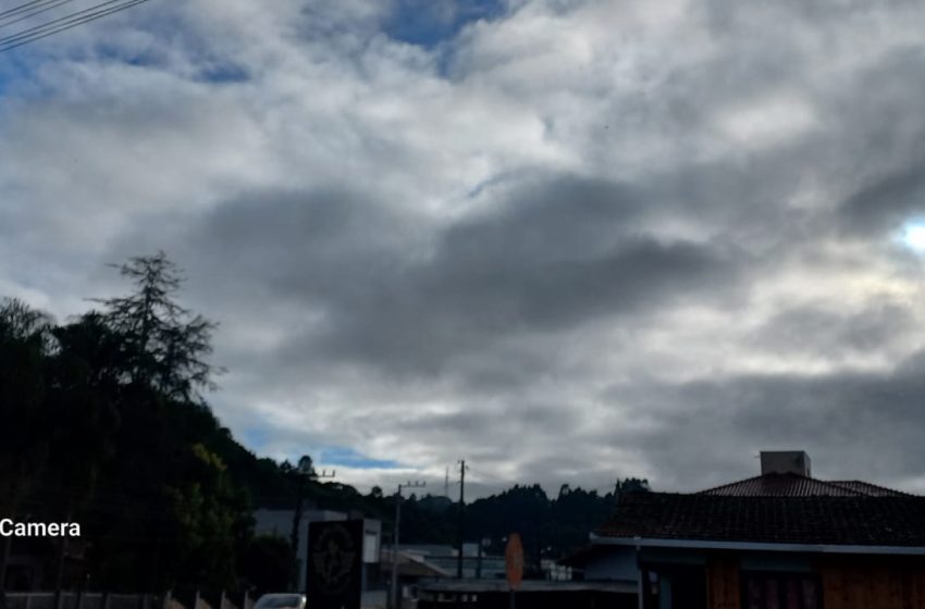  SC entra em alerta para chuva intensa e temporais nesta quinta