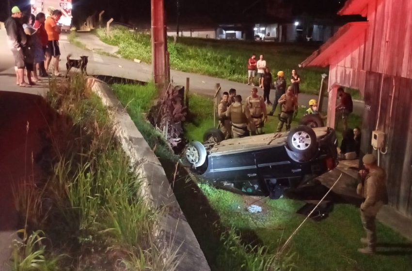  Mulher fica ferida após capotamento de veículo