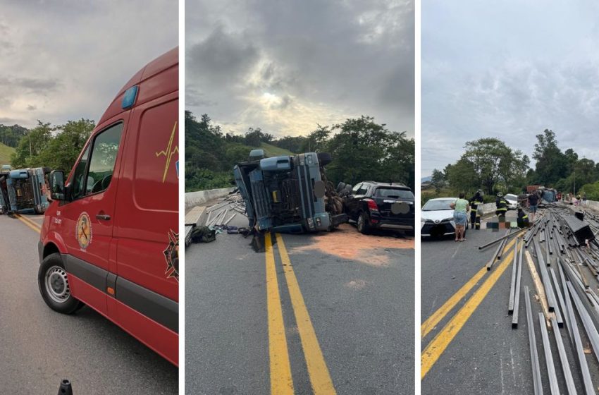  Carreta tomba atinge três carros e rodovia é completamente bloqueada