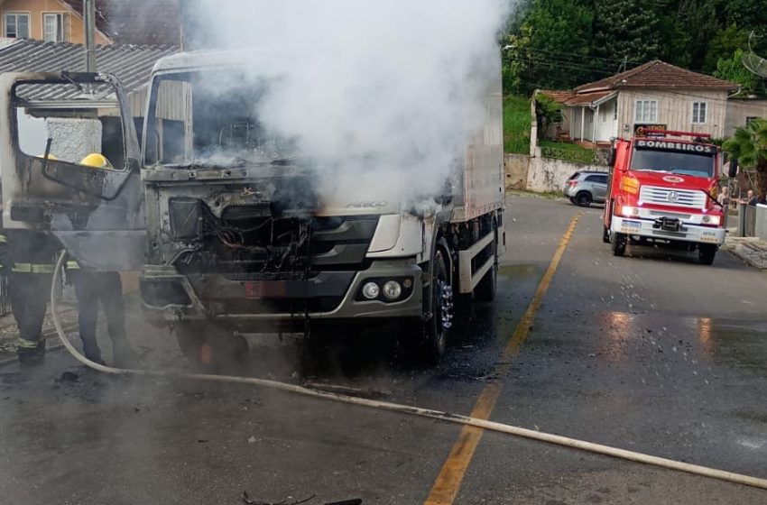 Caminhão pega fogo em Rio Negrinho