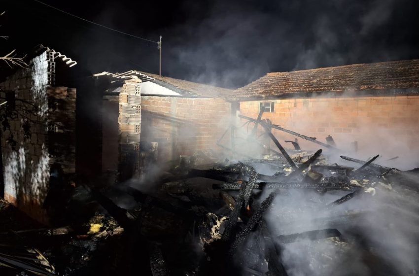  Casa é destruída pelo fogo