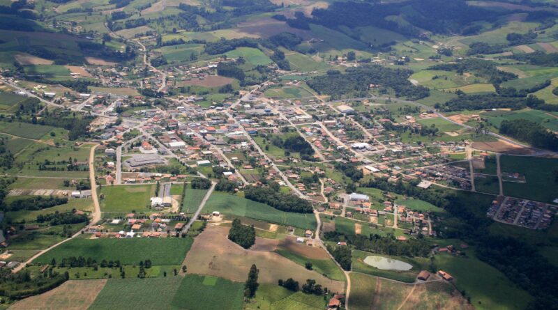  Menina de dois anos morre ao ser atropelada por trator