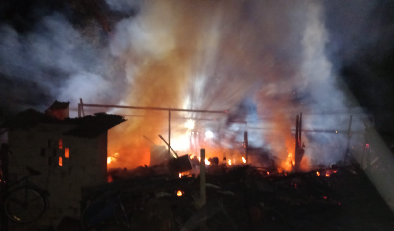 Barracão é consumido pelo fogo