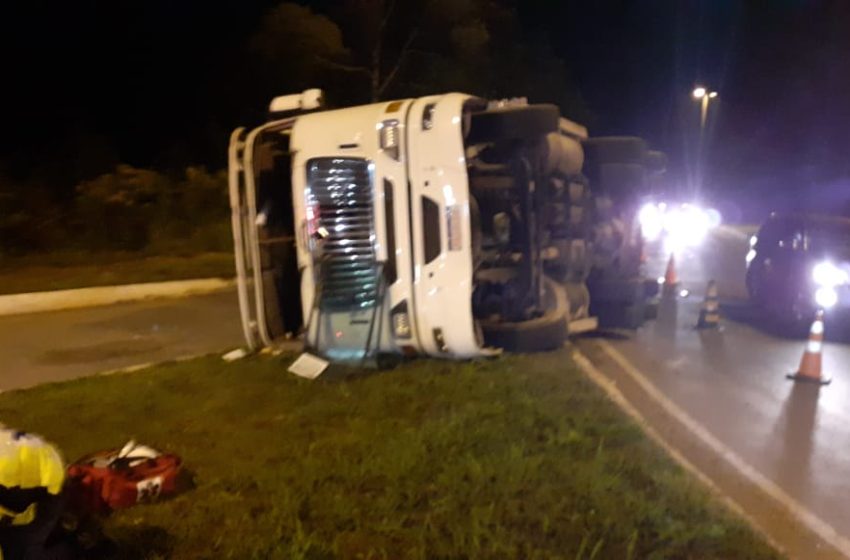  Caminhão capota e motorista é conduzido ao hospital