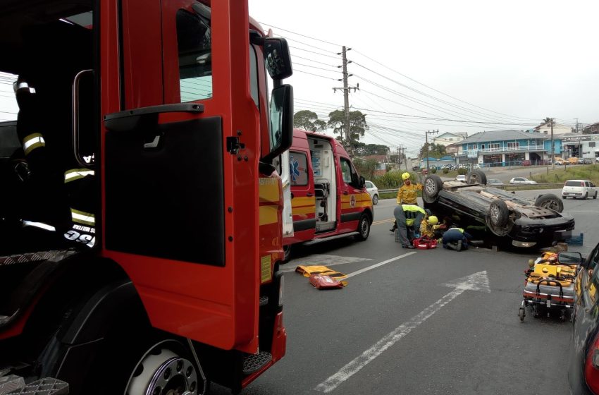  Carro capota e Jovem de 22 anos é encaminhado ao hospital