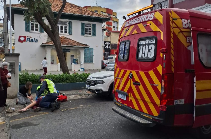 Garoto de 11 anos sofre queda de bicicleta em frente à prefeitura