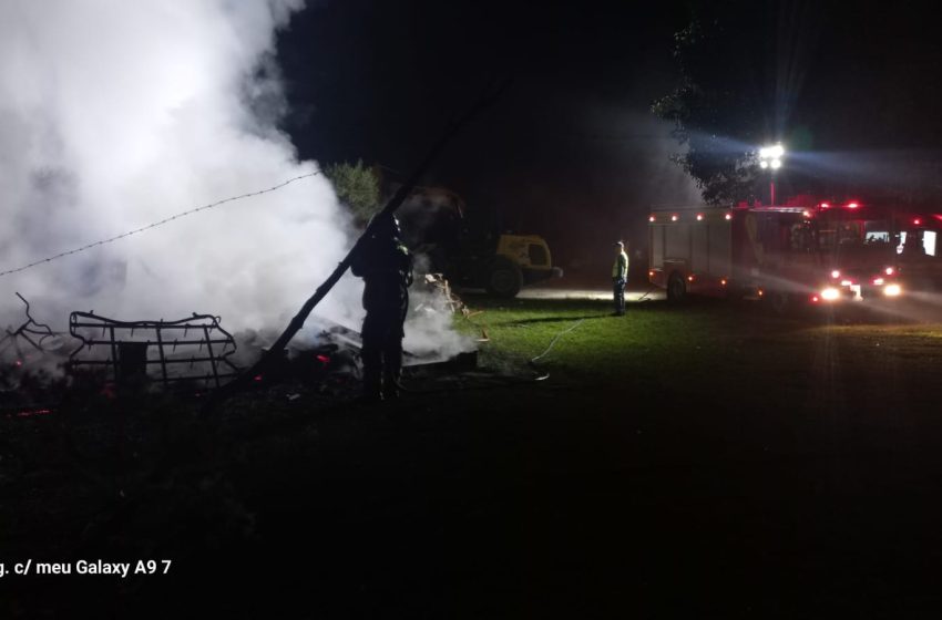  Paiol pega fogo na madrugada
