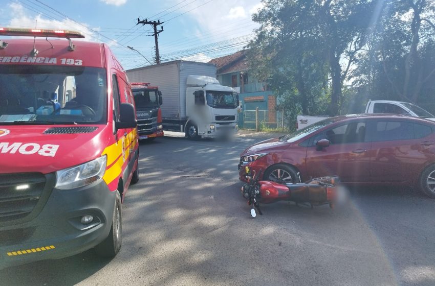  Carro e moto colidem no bairro Brasília