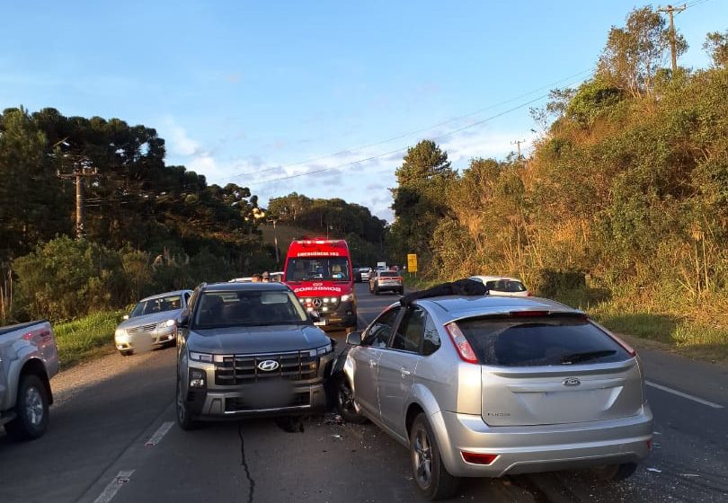  Colisão na SC-418 envolve três carros