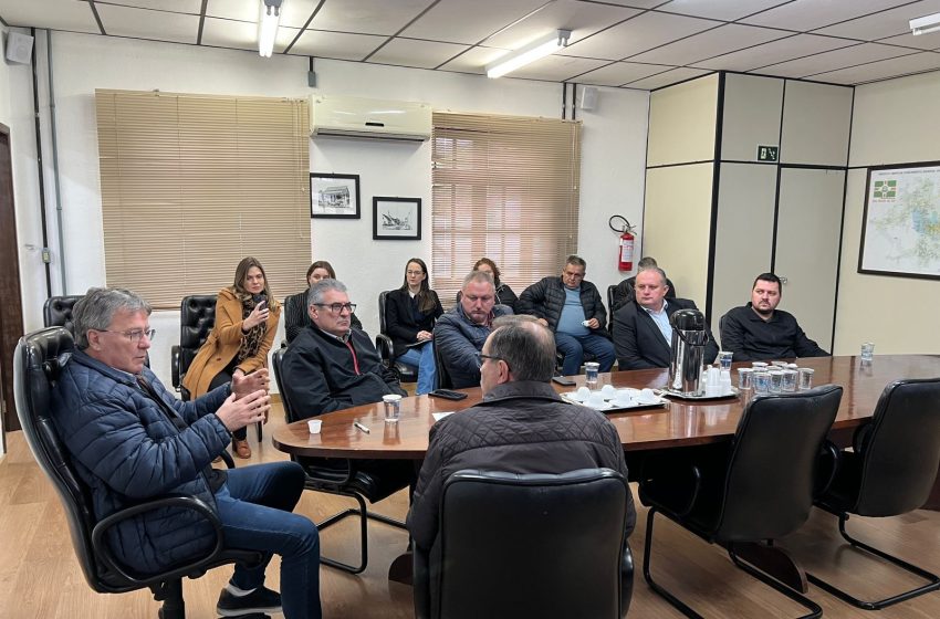  Câmara acompanha assinatura para modernização da iluminação pública