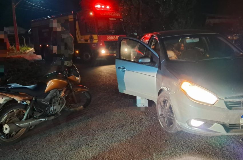  Moto e carro colidem e jovem fica ferida