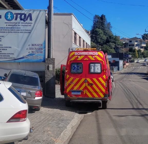  Dois carros colidem e homem sofre atropelamento no centro