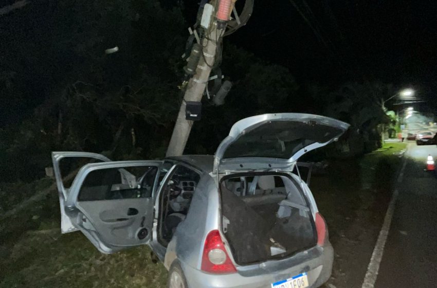 Colisão em poste com vítima encarcerada