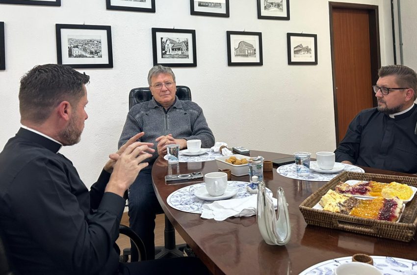  RESENHA DA TARDE: Hortas…asfalto…motocas…Trump