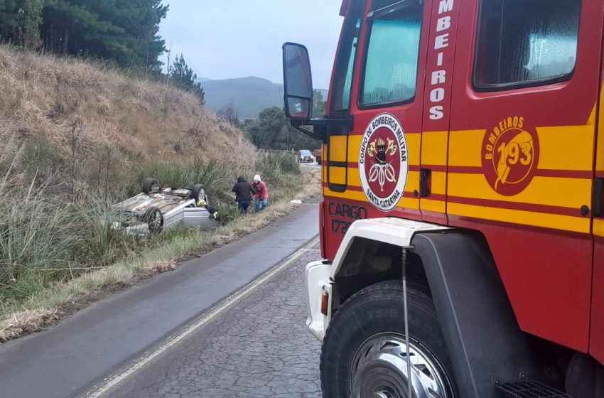  Veículo capota e condutor é conduzido ao hospital