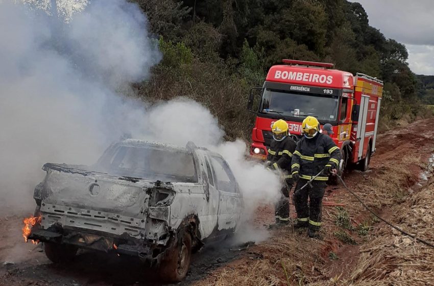  Carro é tomado pelas chamas e condutor sai ileso