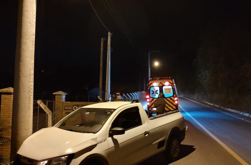  Carro bate em poste e idoso fica ferido