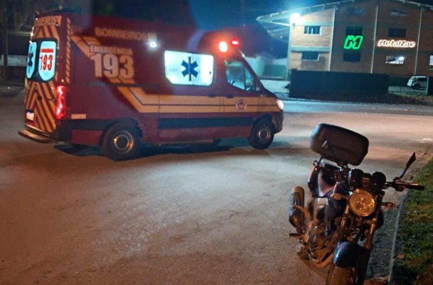  Garupa de moto é encaminhada ao hospital após acidente no Alpino