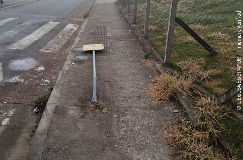  Placas de sinalização danificadas por colisões geram riscos e prejuízos à população