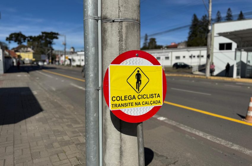  INACREDITÁVEL: placa incentiva bicicleta na calçada