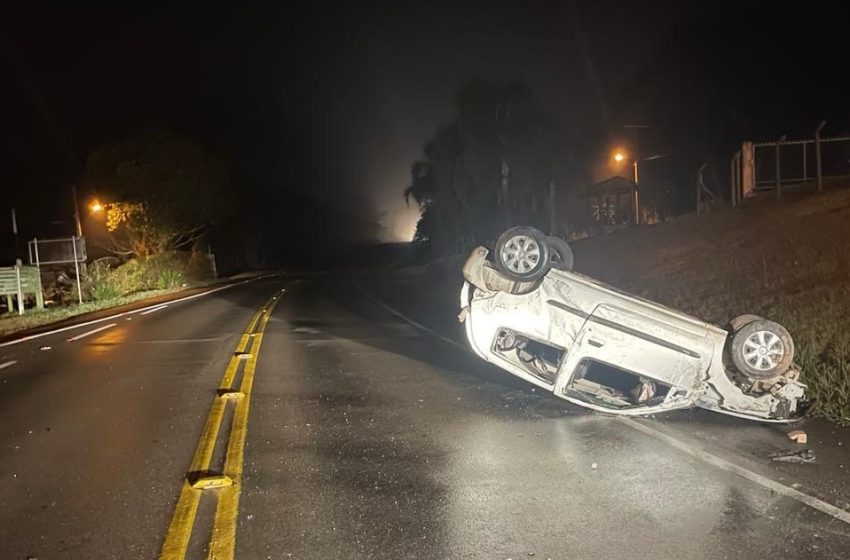  Veículo capotou e condutor “sumiu”