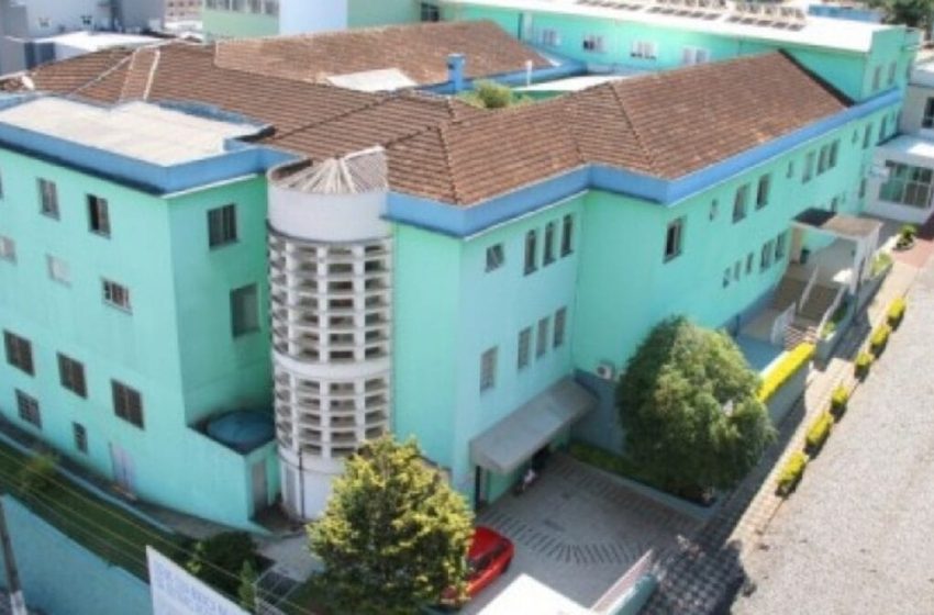  Bebê de oito meses morre em hospital: suspeita é de agressões