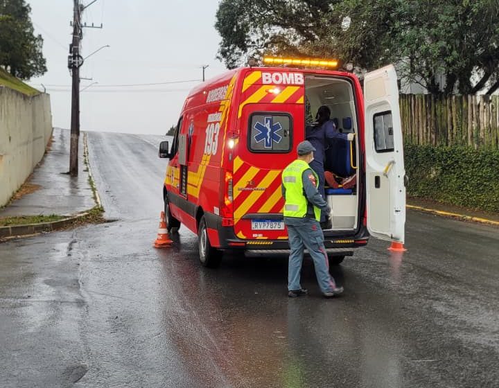  Carro e moto colidem no Colonial