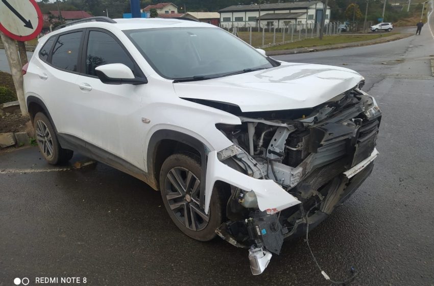  SC-418: Colisão frontal deixa mulher ferida