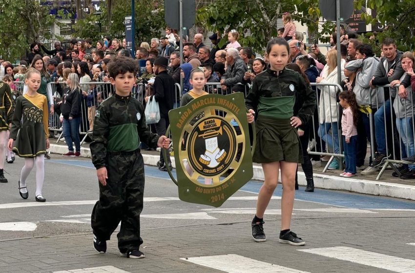  Desfile Cívico celebra os 203 anos de independência