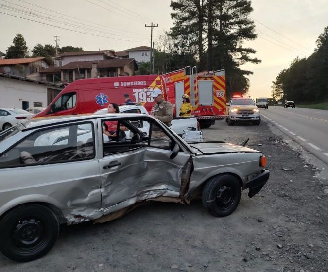  Carros colidem e uma pessoa fica ferida