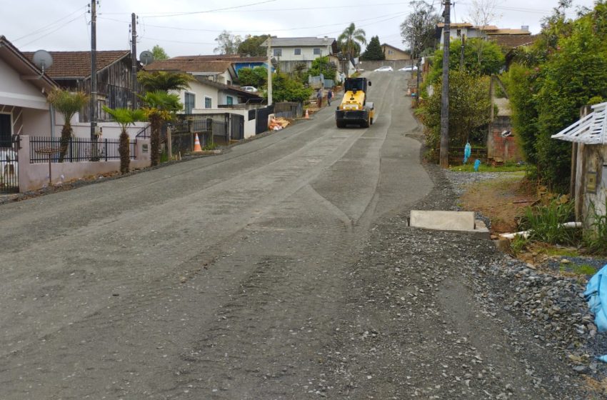  SERRA ALTA: Rua Walter Roenner começa a receber pavimentação