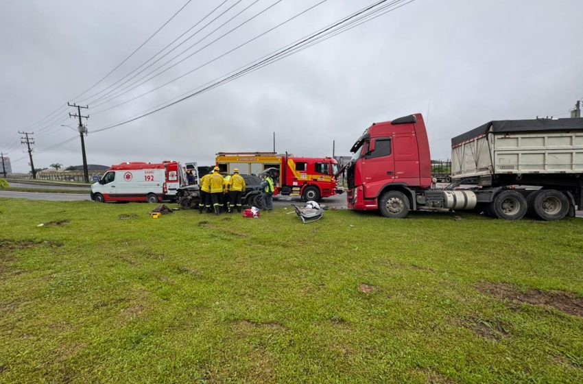  Homem fica encarcerado em acidente