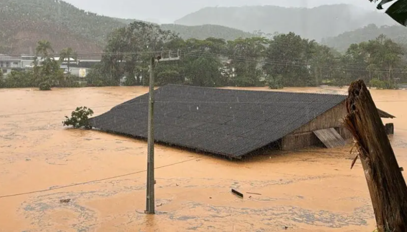  Chuvas torrenciais causam alagamento em cidade do Vale do Itajaí