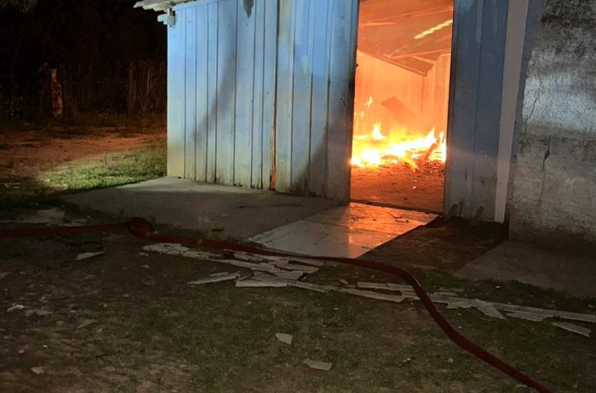  Casa desabitada é destruída pelo fogo