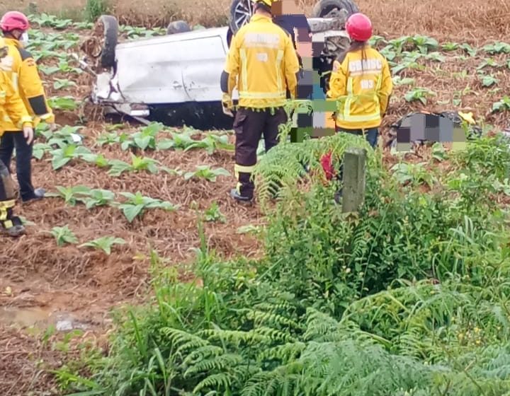  Carro capota e cinco pessoas ficam feridas