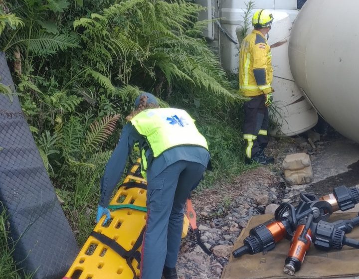  Caminhão betoneira capota em Serra Alta