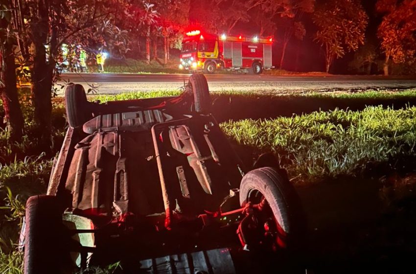  Idoso é conduzido a hospital após capotamento