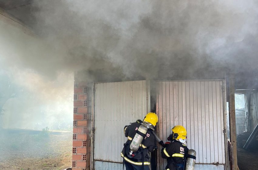  Incêndio em estufas causa prejuízos