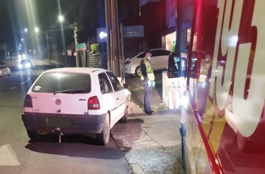  Motorista tem “mal súbito” e bate carro em poste