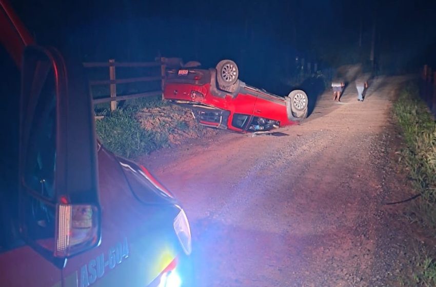  Veículo capota e condutor “desaparece”