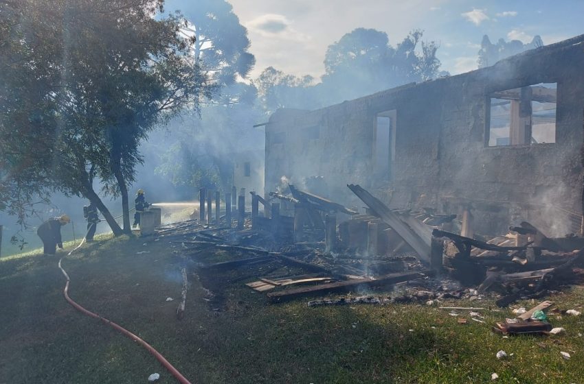  Incêndio destruiu salão de festas em propriedade rural