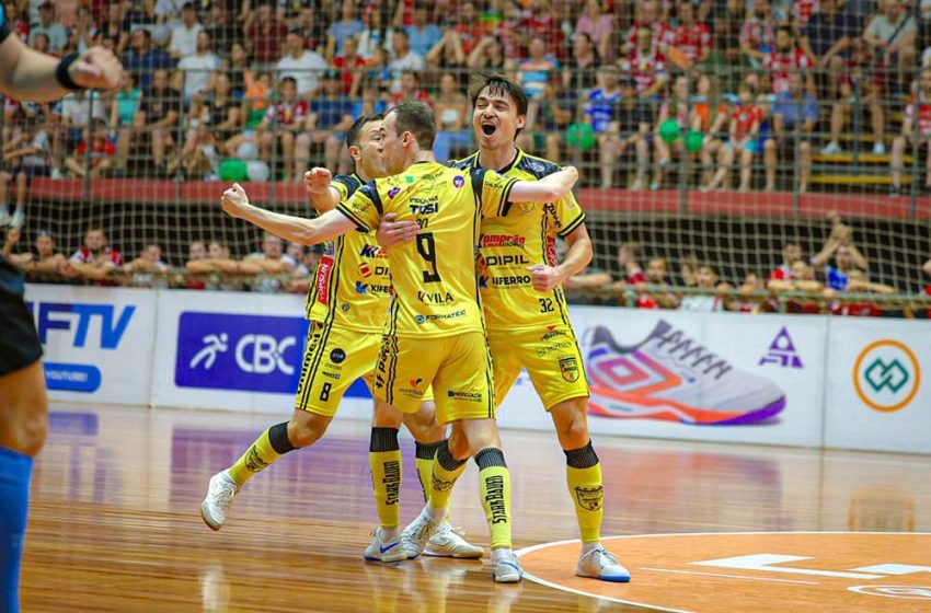  Jaraguá segura empate e vai à final da LNF