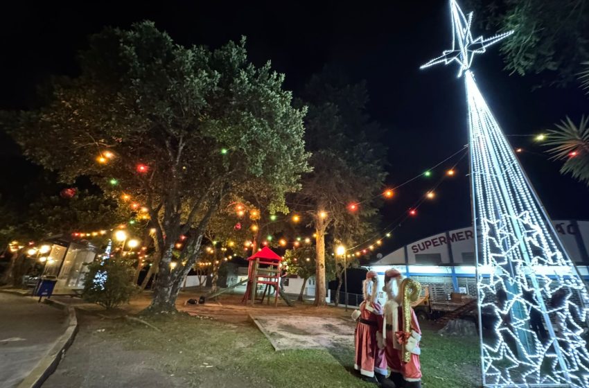  Rotary Oxford realiza decoração de Natal na Praça Paul Harris