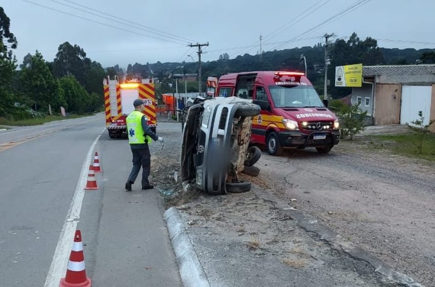  Carro capotou e condutor “sumiu”