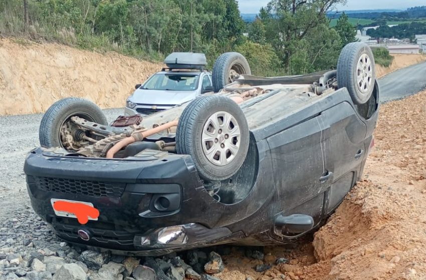  Mulher ferida após carro capotar