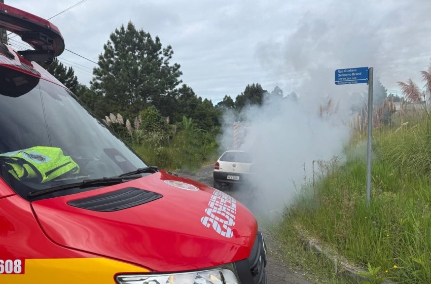  Incêndio atinge veículo no Bairro Progresso