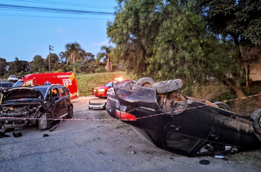  COLISÃO E CAPOTAMENTO: um fugiu do local