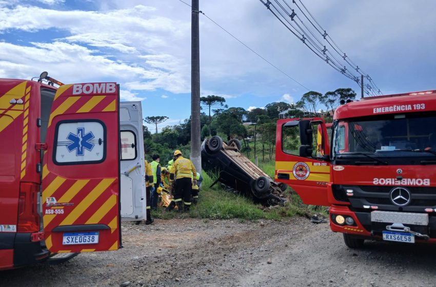  Jovem de 19 anos é socorrido após capotamento