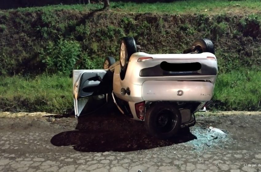  Idoso capota carro na noite de sábado