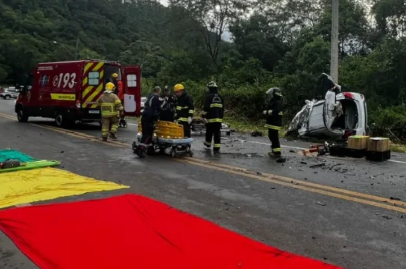  MORTE NA 470: Colisão envolveu três carros e um caminhão
